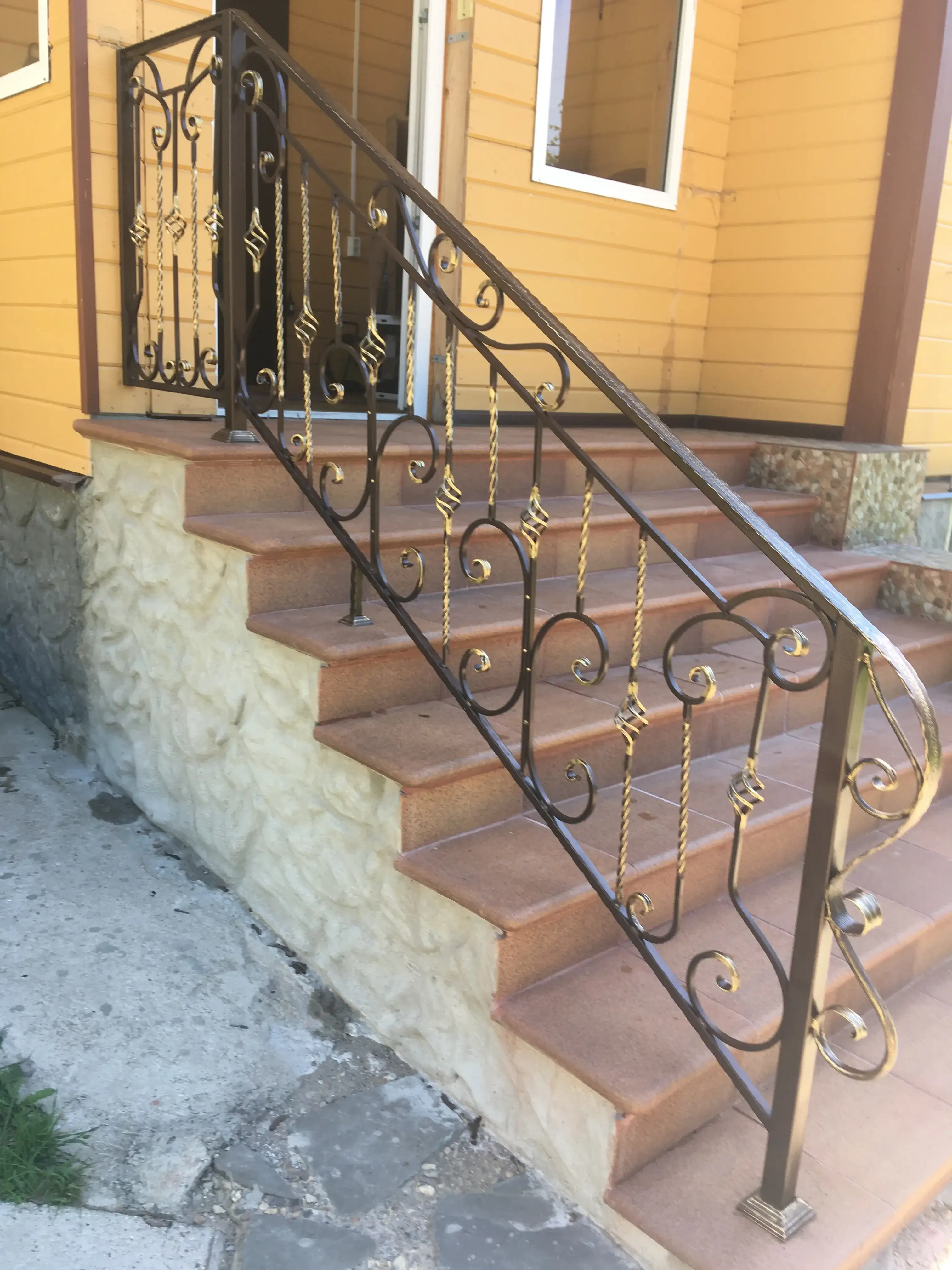 Кованый козырек над входом — работа Arm-Kovka