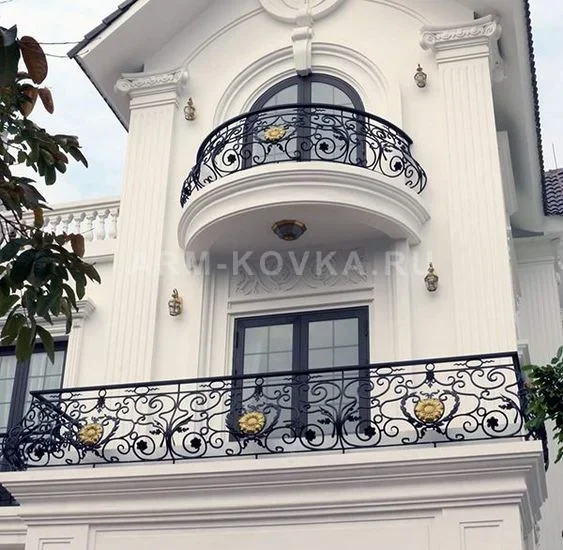 Кованое балконное ограждение «Палаццо» с золотыми розетками