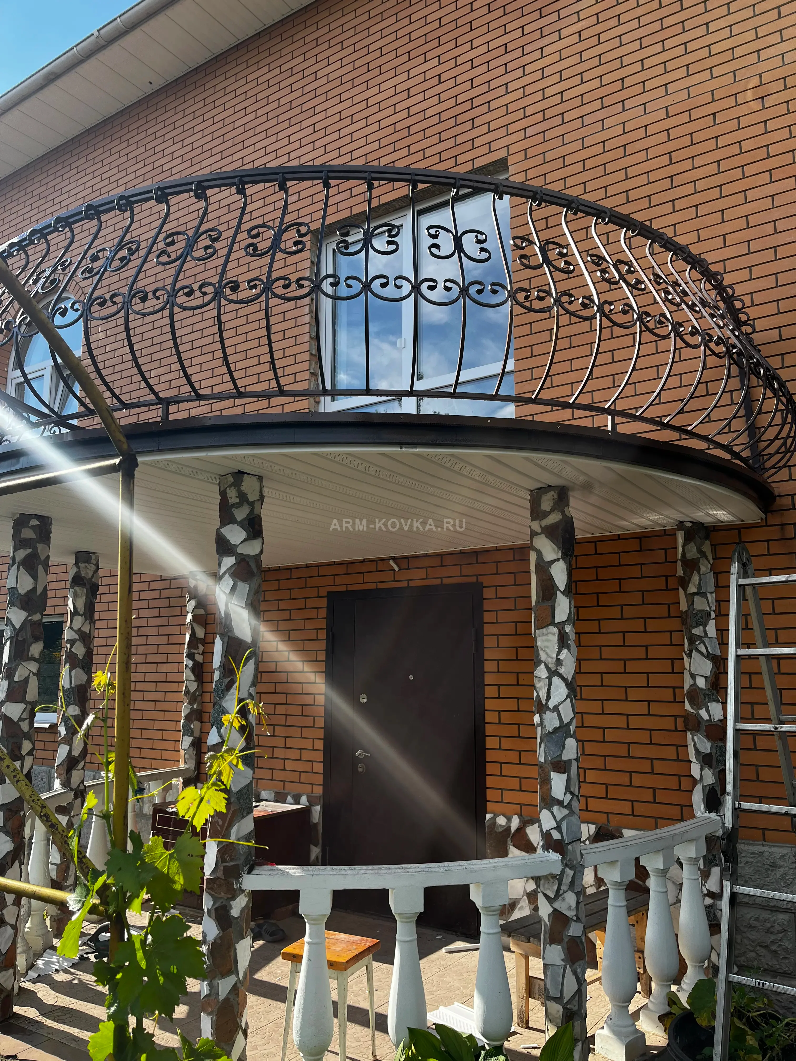 Радиусное кованое ограждение «Бриз» с вылетом и волютами