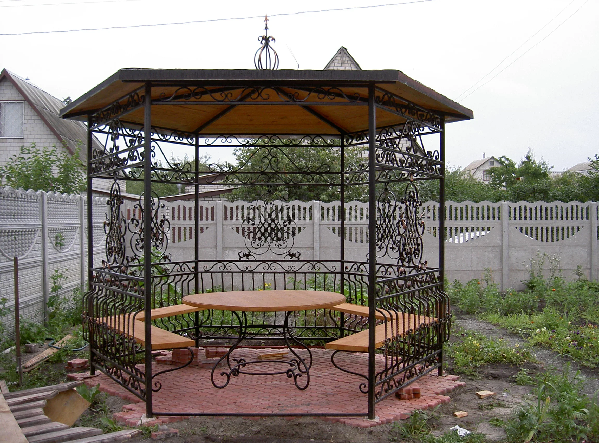 Шестигранная кованая беседка «Усадьба» с интегрированной мебелью