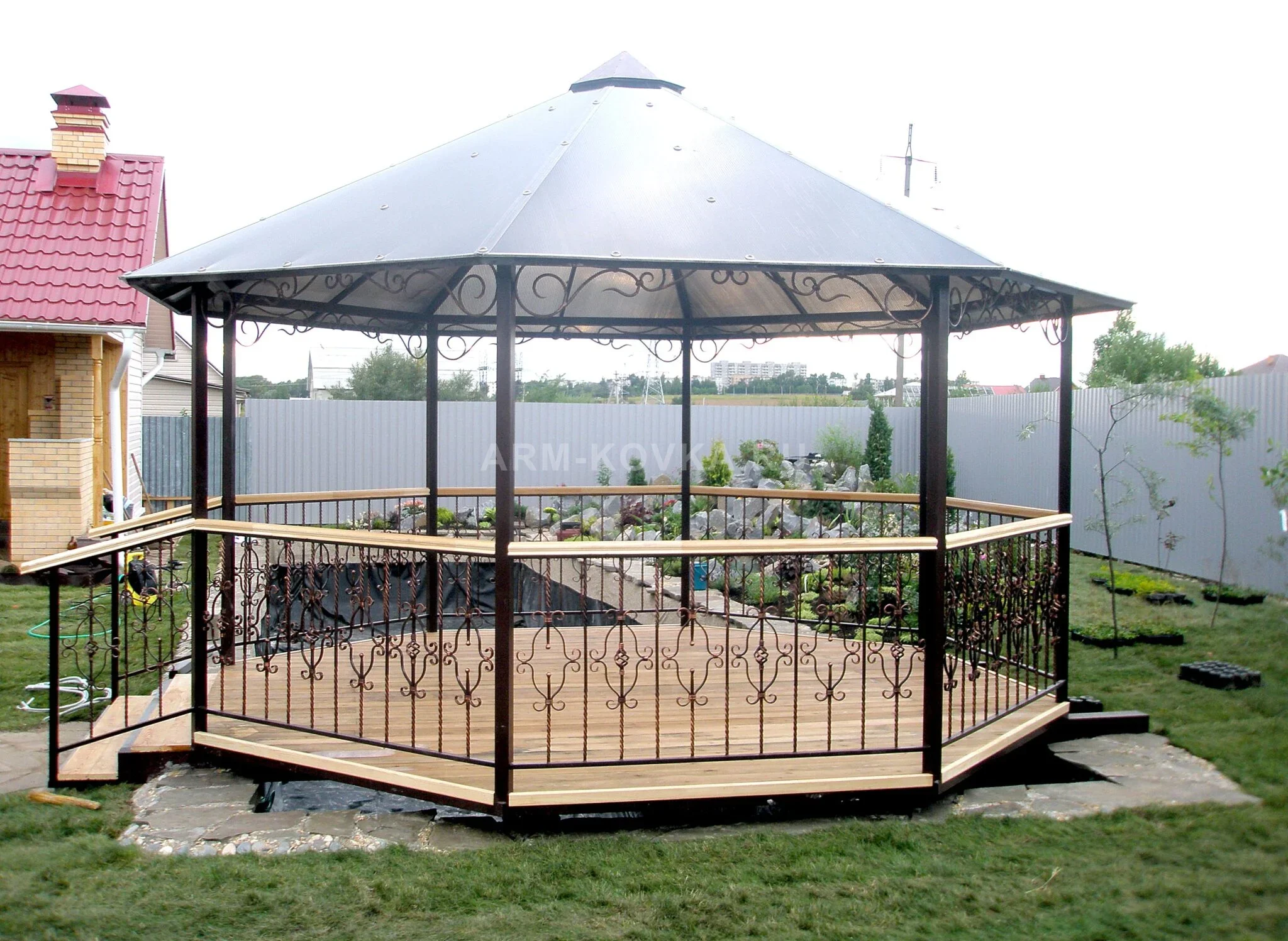Восьмигранная кованая беседка «Панорама» с деревянным настилом