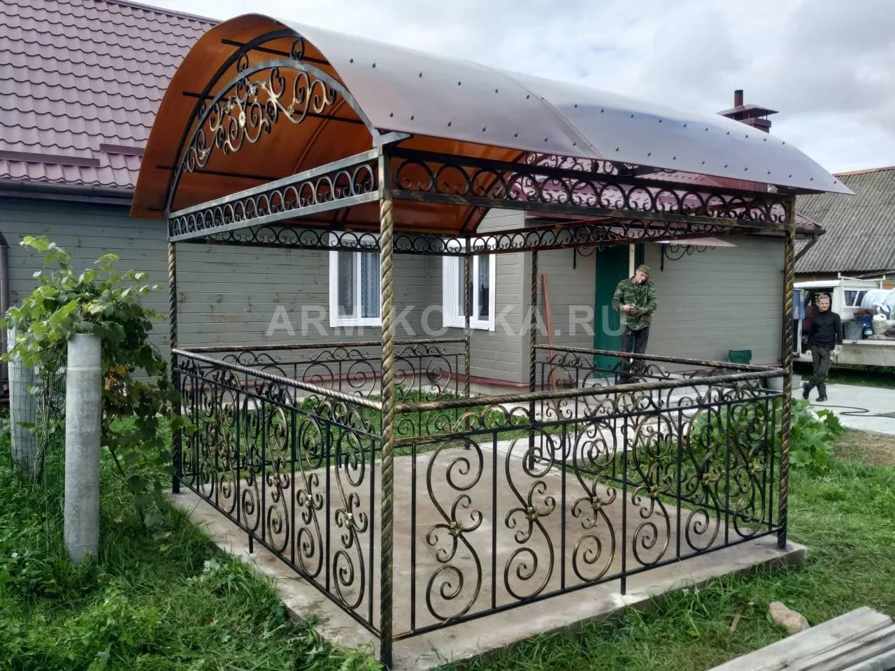 Прямоугольная кованая беседка «Меридиан» с арочной крышей из поликарбоната