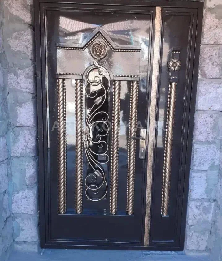 Парадная стальная дверь «Ренессанс» с витыми колоннами и художественным барельефом