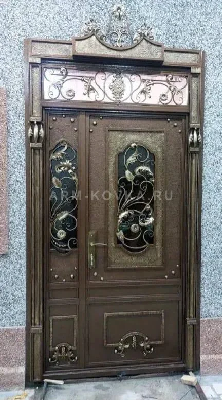 Элитная полуторная дверь «Дворцовая Эстетика» с коваными вставками и декоративной фрамугой