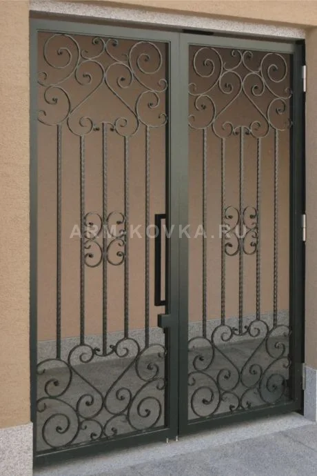 Двустворчатая кованая дверь-решетка «Грация» с симметричным узором и вертикальными торсионами