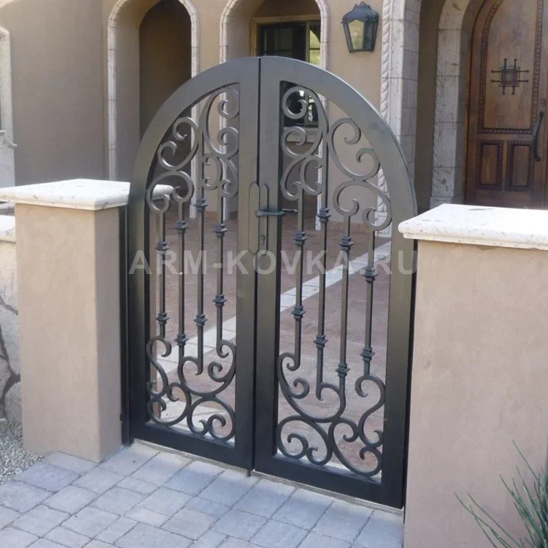 Кованая калитка «Верона» с полукруглым сводом и двухстворчатым открыванием