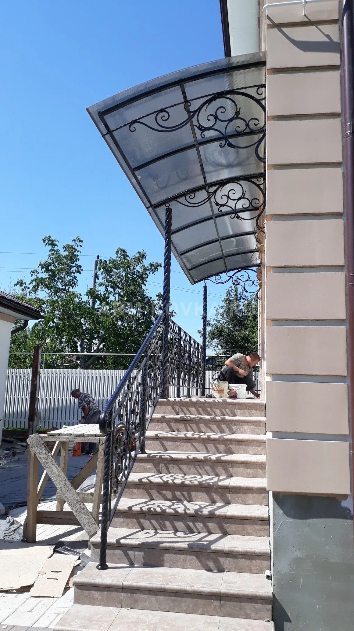 Односкатный козырек с кованым декором и перилами