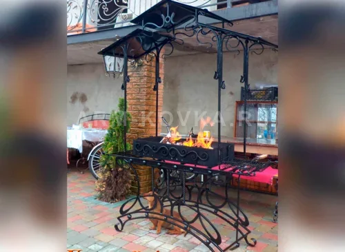 Художественный мангальный комплекс «Престиж» с двухъярусной крышей и кованым декором