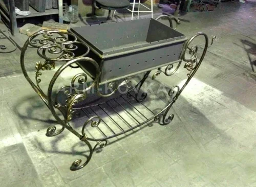 Художественный кованый мангал «Классик» с ажурной станиной и дровницей