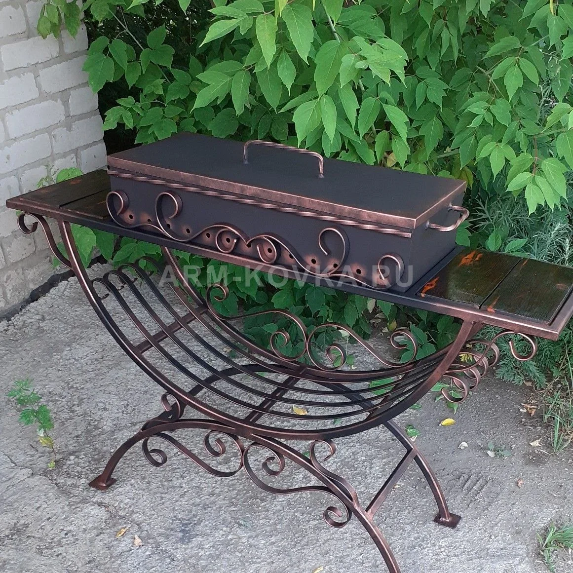 Кованый мангал «Гранд-Люкс» с дугообразной дровницей и защитной крышкой
