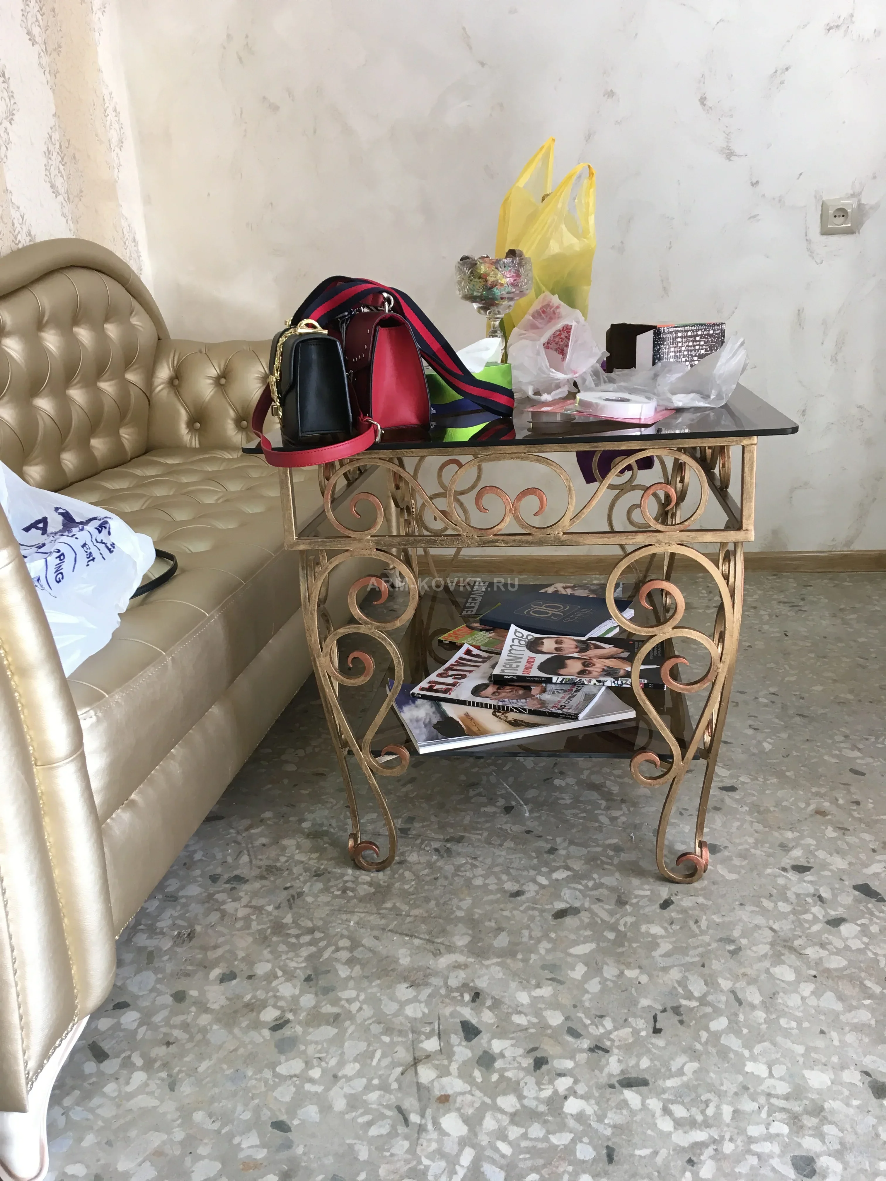 Двухуровневый кованый журнальный столик «Элеганс» с золотым патинированием и тонированным стеклом