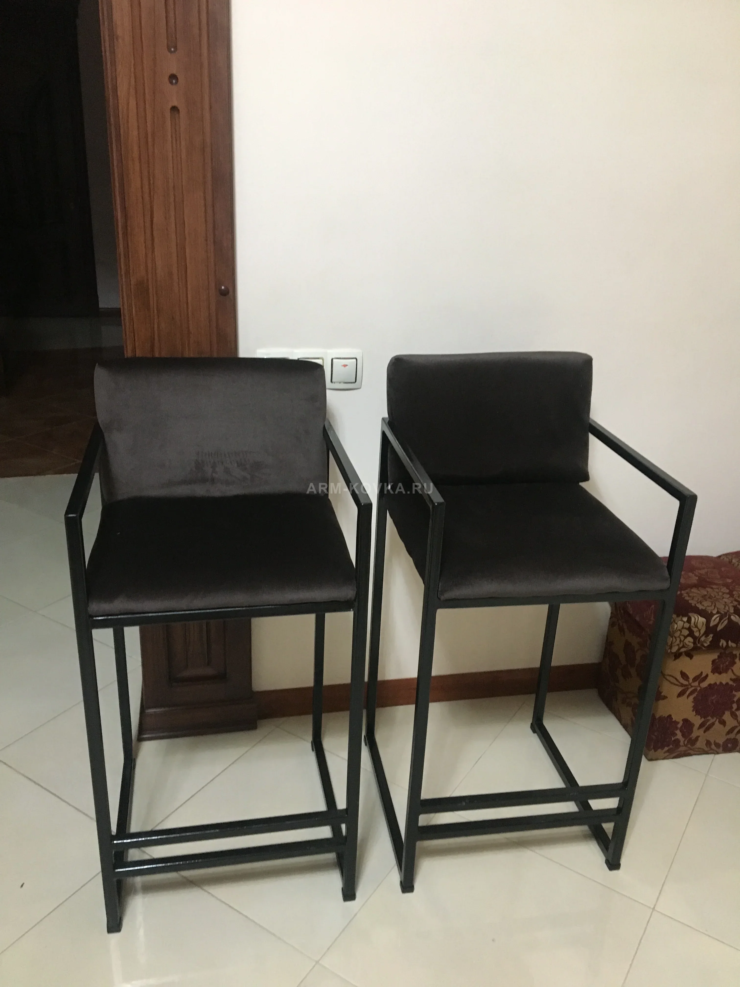 Барный стул «Лофт-Прима» с мягким сиденьем и геометрическим каркасом