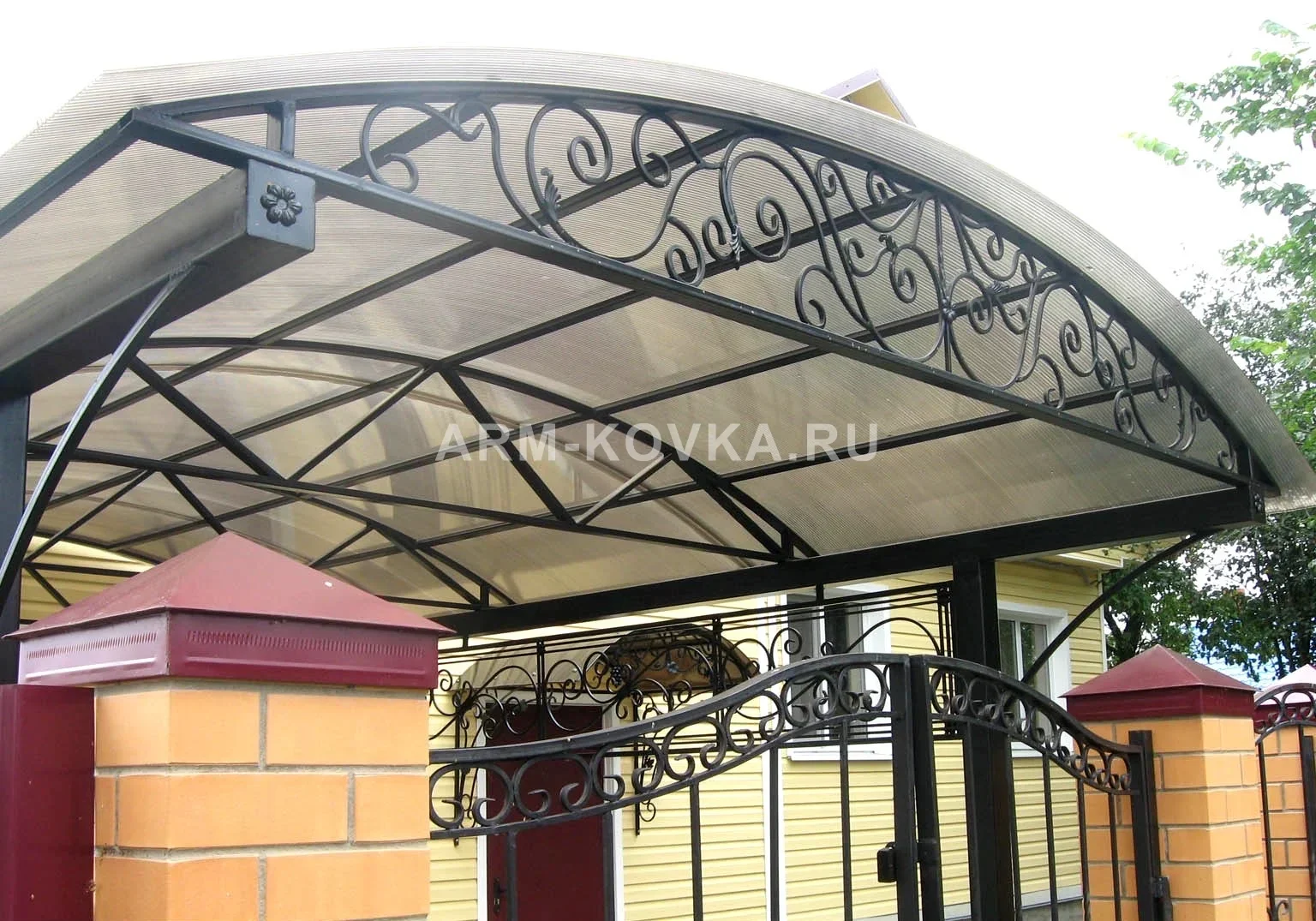 Арочный кованый навес над въездной группой и калиткой