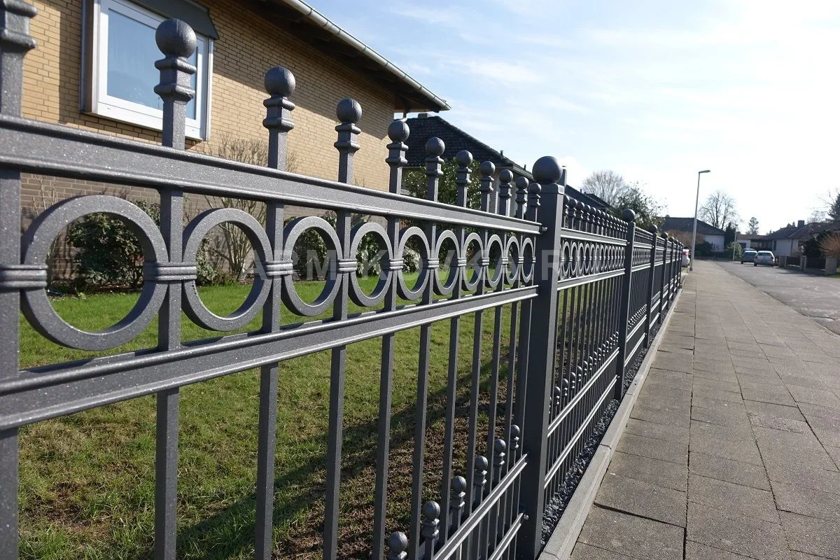 Секционный металлический забор «Оксфорд» с кольцевым фризом и шаровидными навершиями