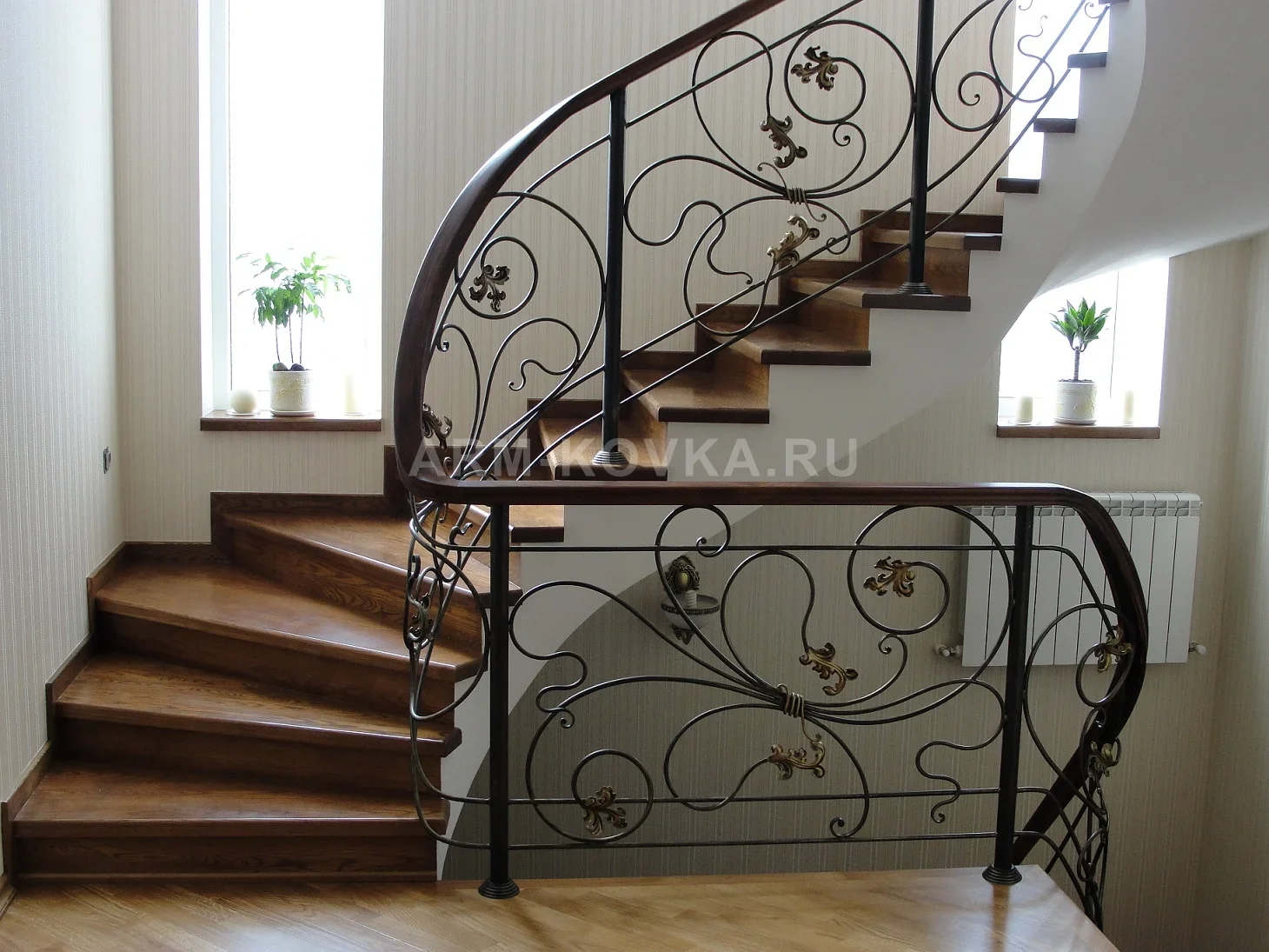 Кованые перила с растительным орнаментом и дубовым поручнем
