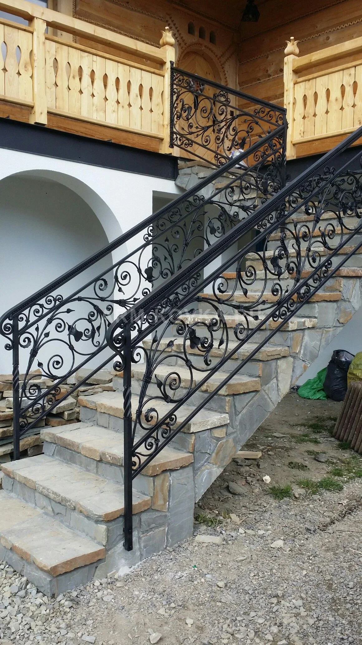 Кованые перила с латунной патиной и точеными балясинами — фото 1