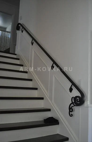 Лаконичный пристенный кованый поручень с волютами — фото 1