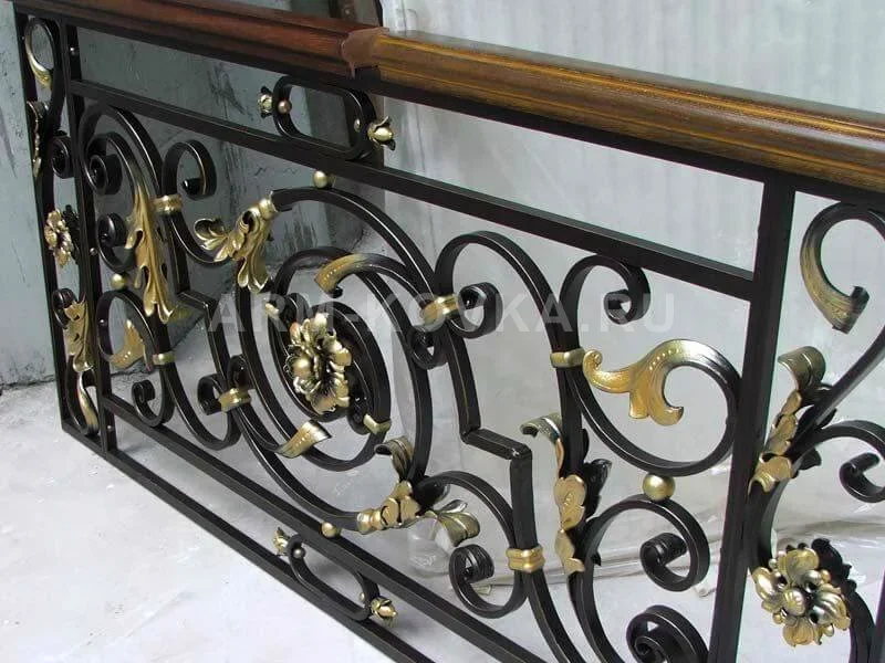 Кованые перила «Византийский цветок» с золотой патиной и деревянным поручнем — фото 1