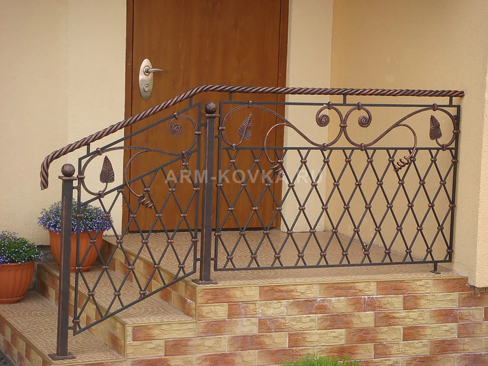 Кованые перила «Ромб» с витым поручнем и лиственными элементами — фото 1