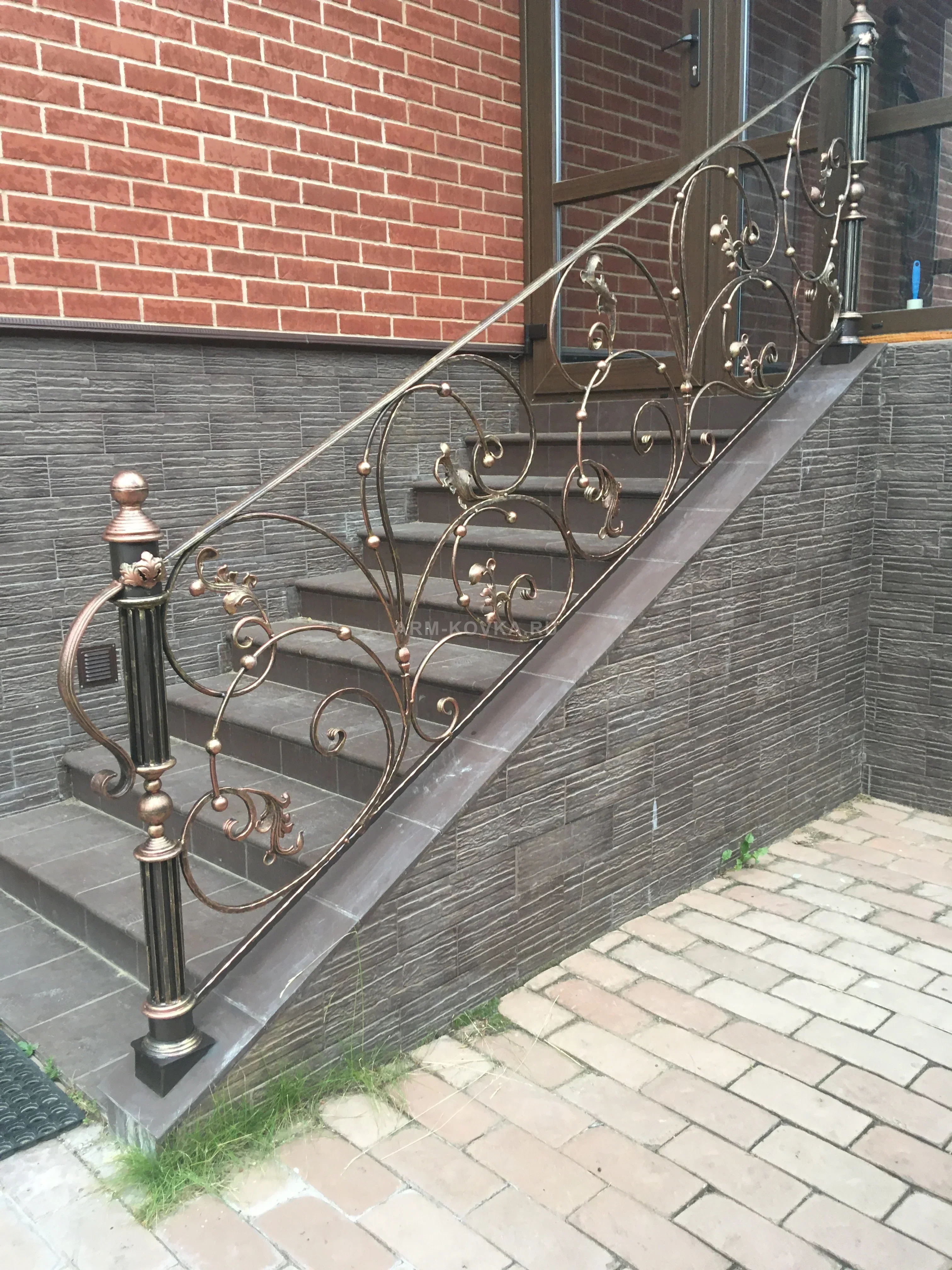 Входная группа «Золотая лоза» с массивными столбами — фото 1