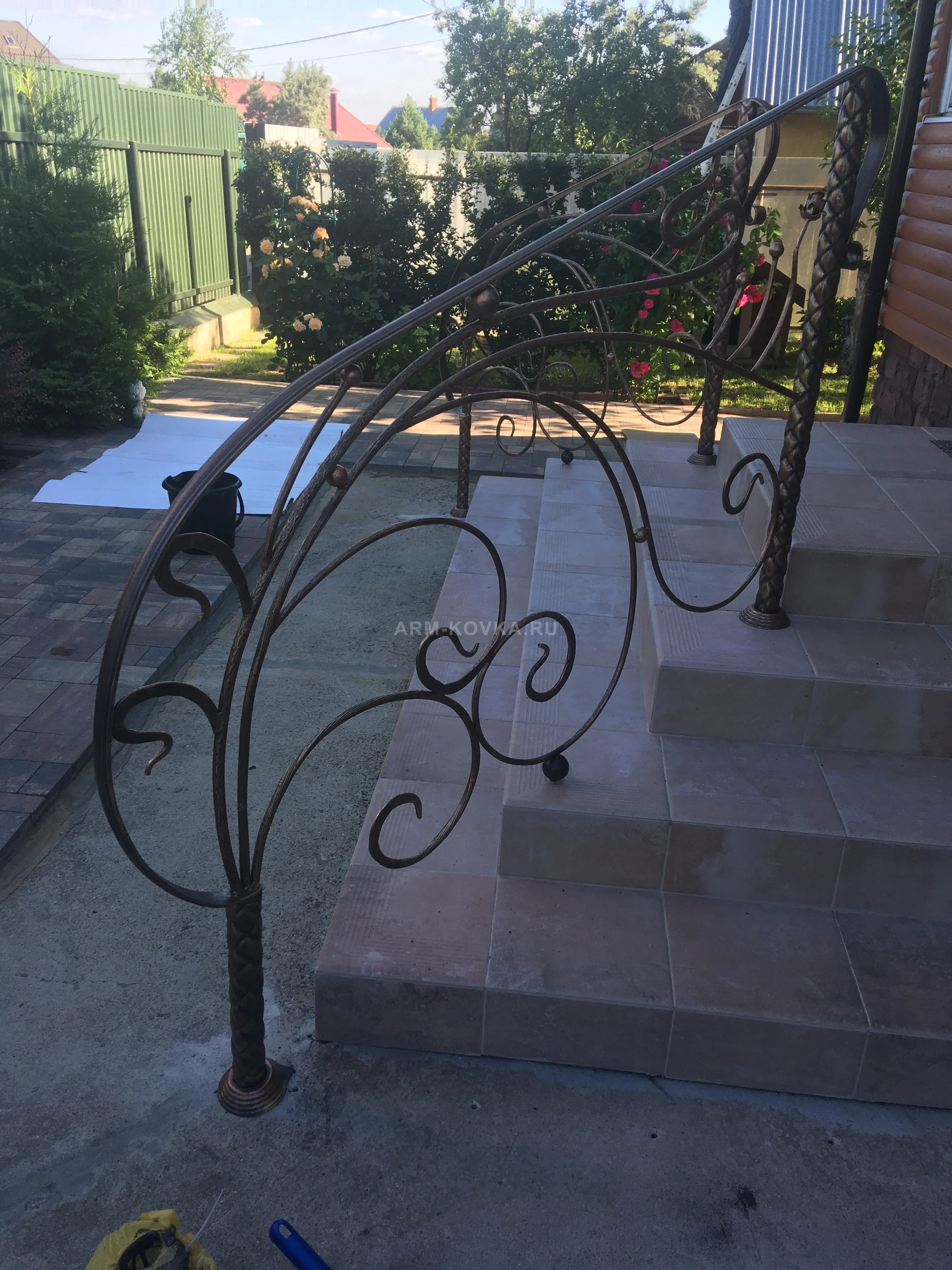 Радиусные кованые перила «Виноградная лоза» с витыми столбами — фото 1