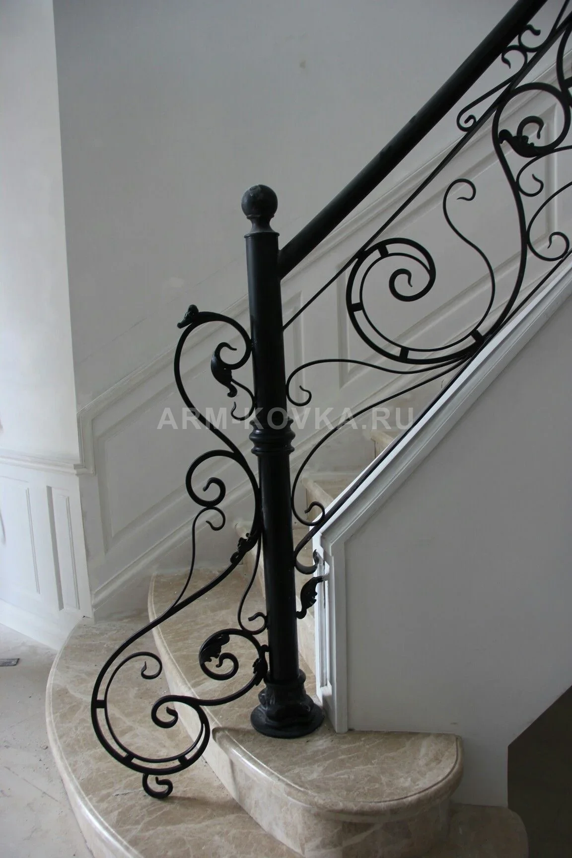 Интерьерные перила «Аристократ» с литым столбом и волютами — фото 1