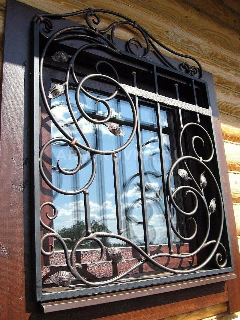Художественная оконная решетка «Лесная сказка» с коваными листьями и ажурным навершием