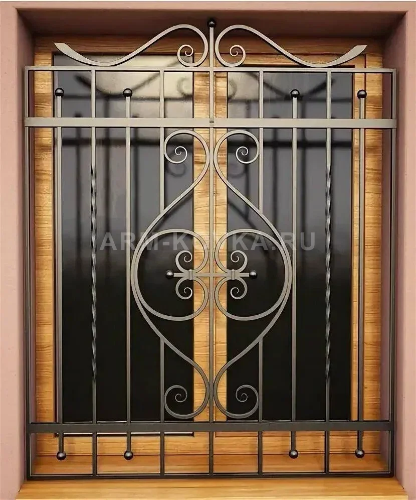 Симметричная оконная решетка «Орион» с центральным кованым медальоном и витыми элементами