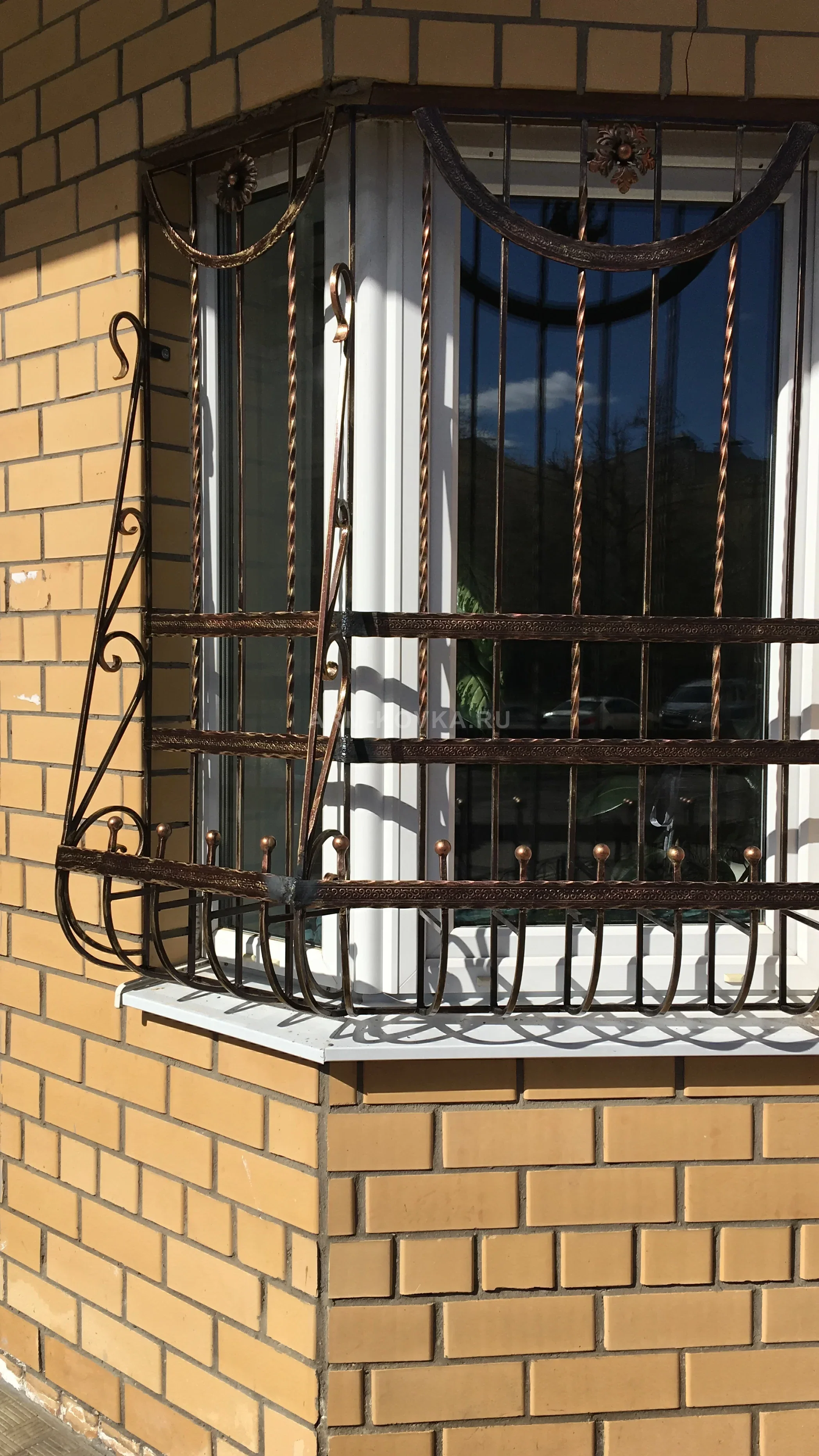 Эркерная дутая решетка «Виктория» с коваными цветами и бронзовым патинированием