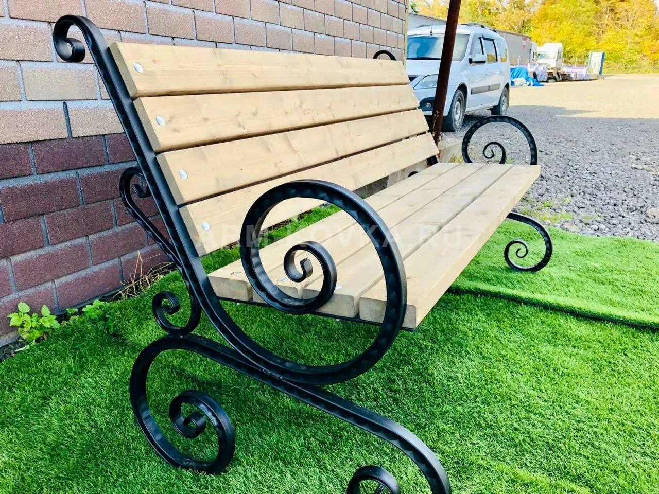 Садовая скамья «Модерн-Классик» с массивными волютами и светлым деревом