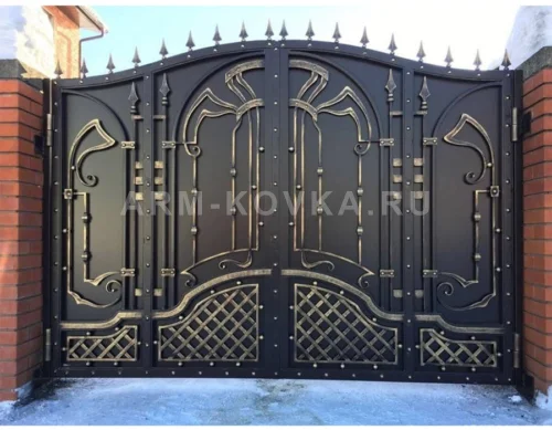 Глухие распашные ворота с геометрической ковкой и пиками