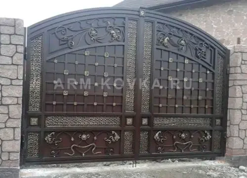 Глухие арочные ворота с многослойным декором