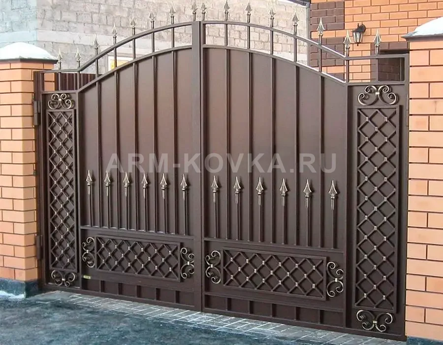 Распашные ворота с вертикальным профилем и коваными пиками